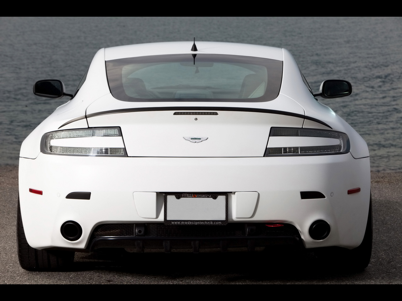 2010 Aston Martin V8 Vantage Back - HD Wallpaper 