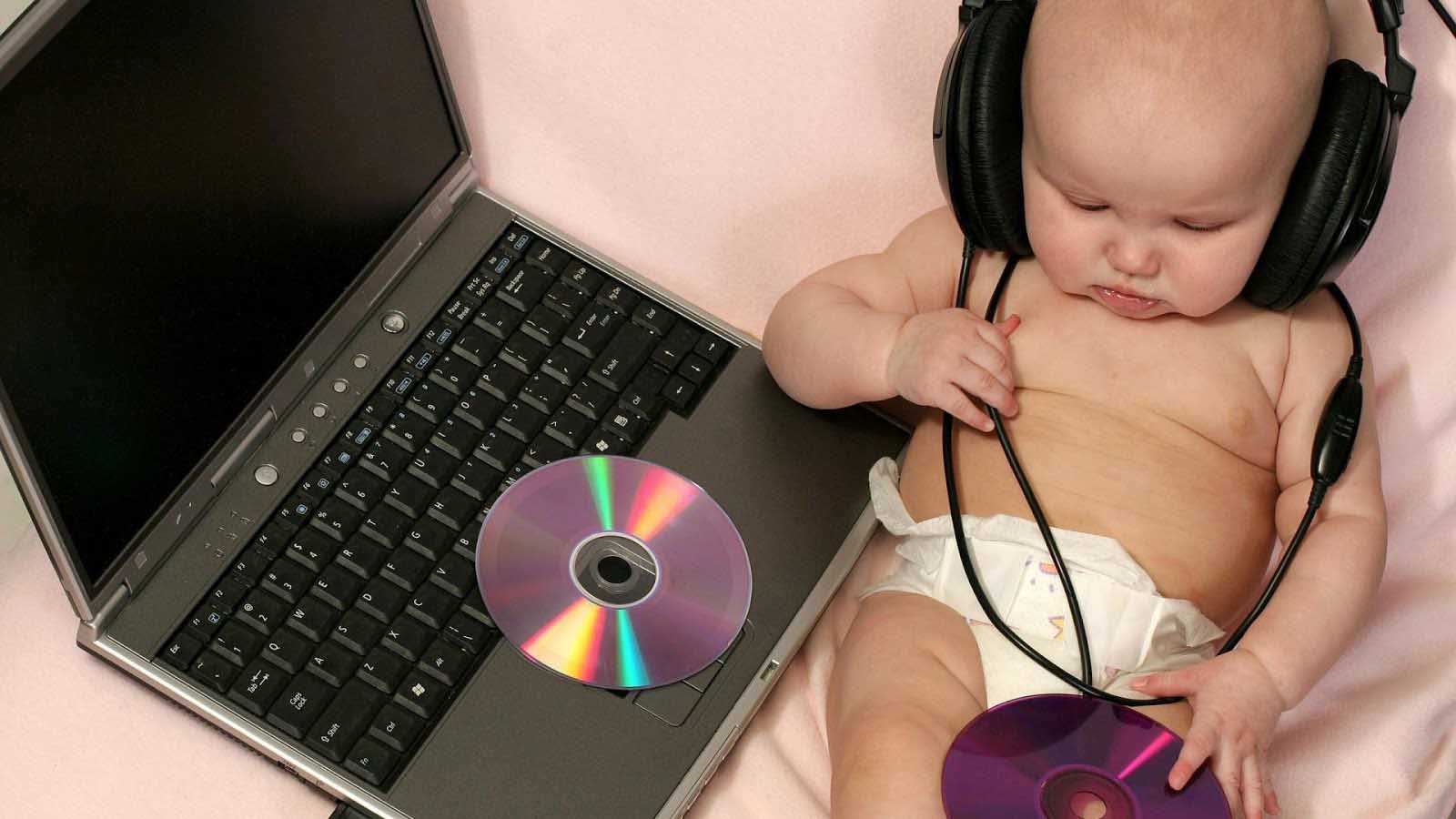 Baby Pictures Hd Wallpapers Free Download - Baby Hd Wallpaper For Laptop - HD Wallpaper 