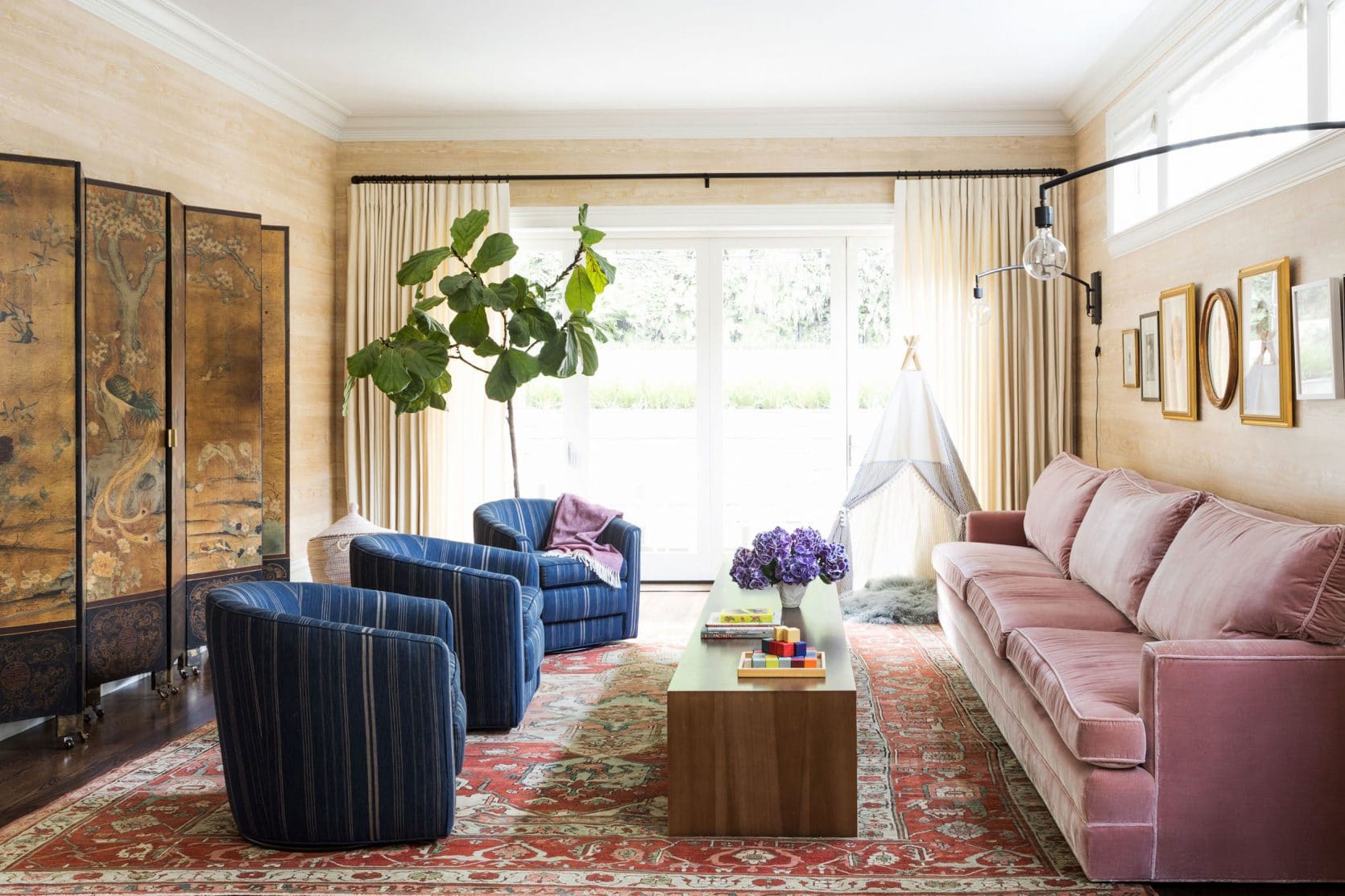 Emily Henderson Design Trends Modern Chinoiserie Updated - Modern Chinoiserie Living Room - HD Wallpaper 