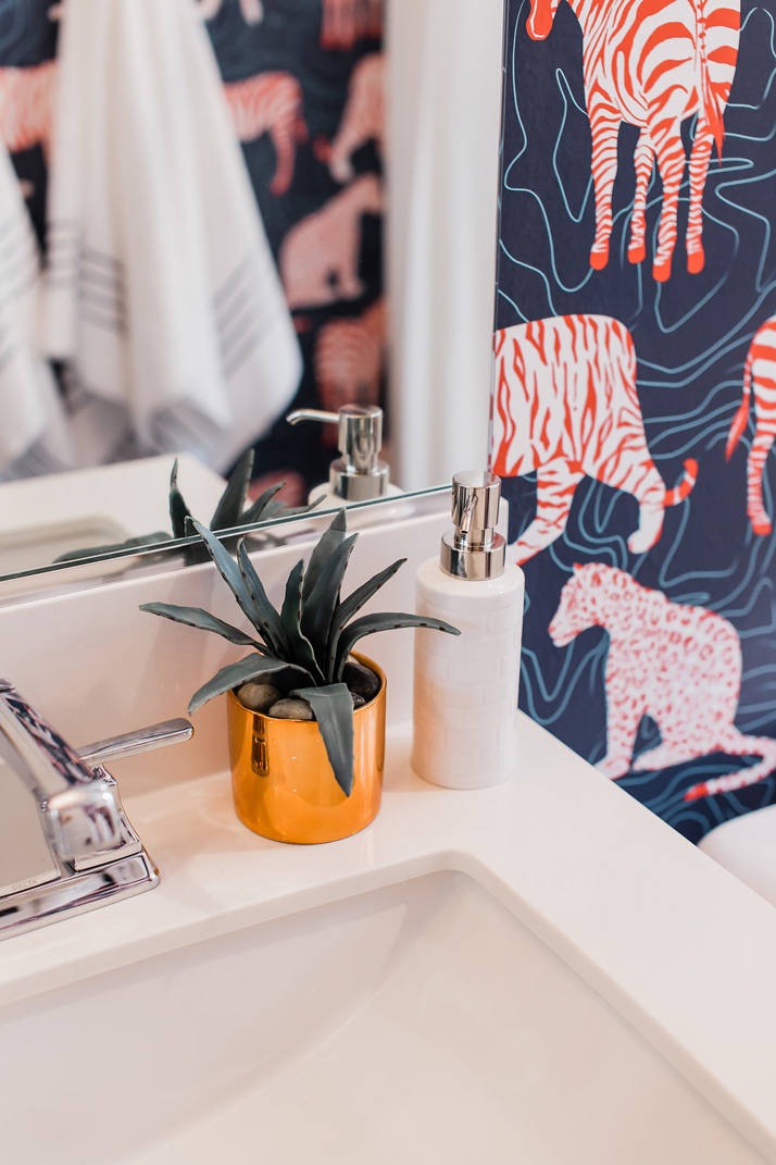 Merrick S Art Bathroom Details - Table - HD Wallpaper 