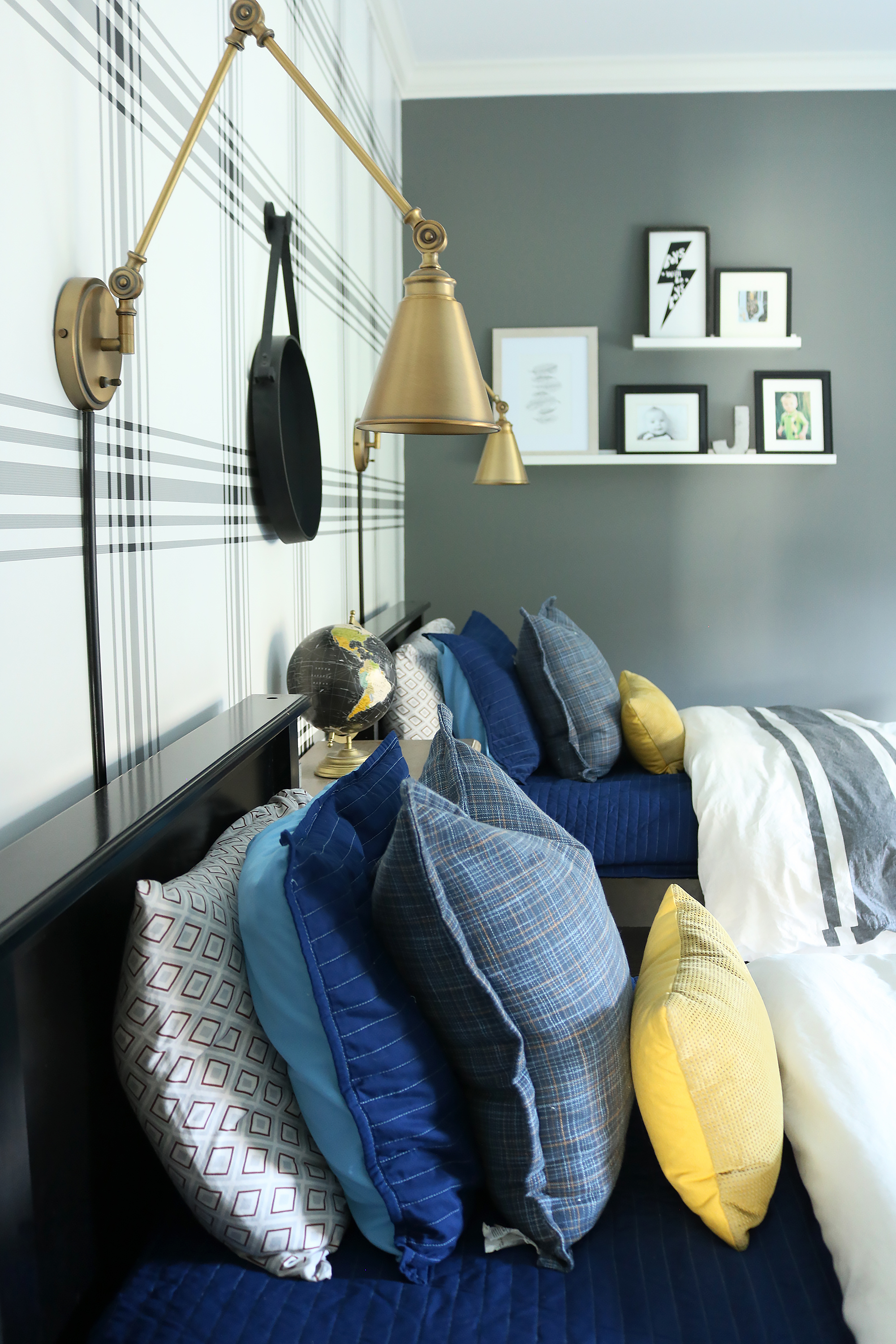 Bold Tween Boys Bedroom With Twin Beds And Plaid Wallpaper - Bedroom - HD Wallpaper 