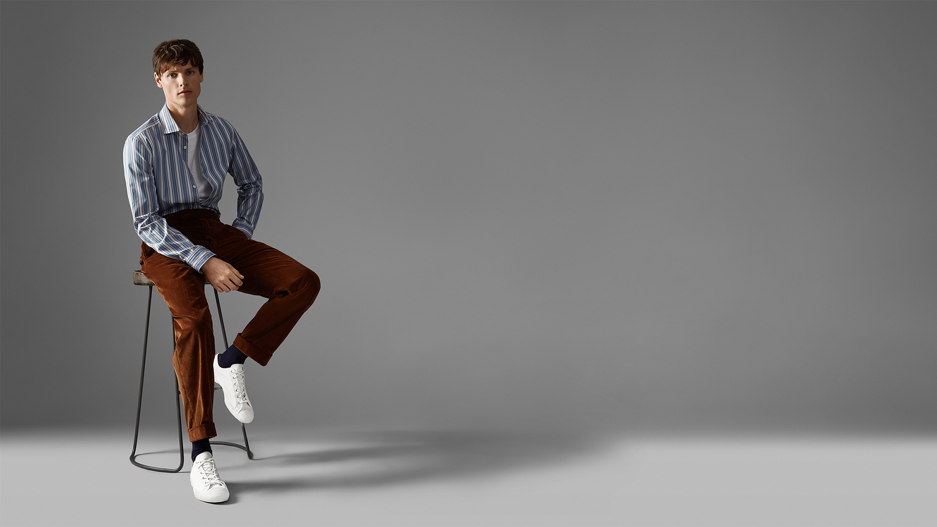 Sitting - HD Wallpaper 