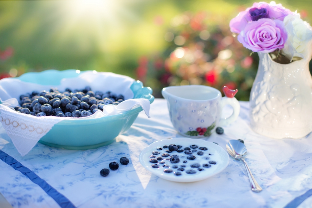 Blueberries, Bowl, Vase, Flowers, Milk - Food Background Crockery - HD Wallpaper 