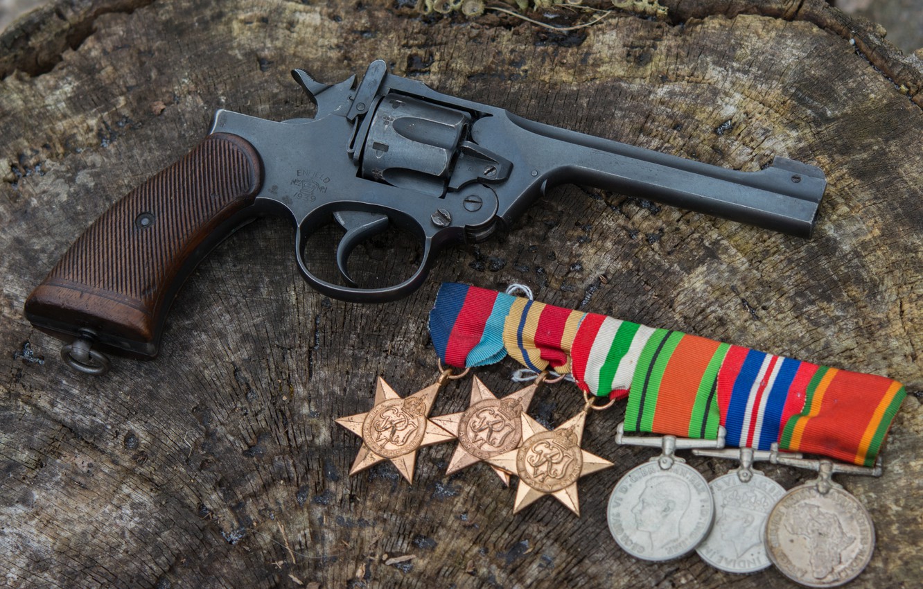 Photo Wallpaper Medals, 1937, Revolver, Enfield - Firearm - HD Wallpaper 