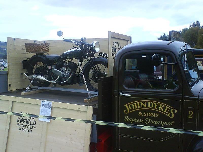 Royal Enfield - Antique Car - HD Wallpaper 