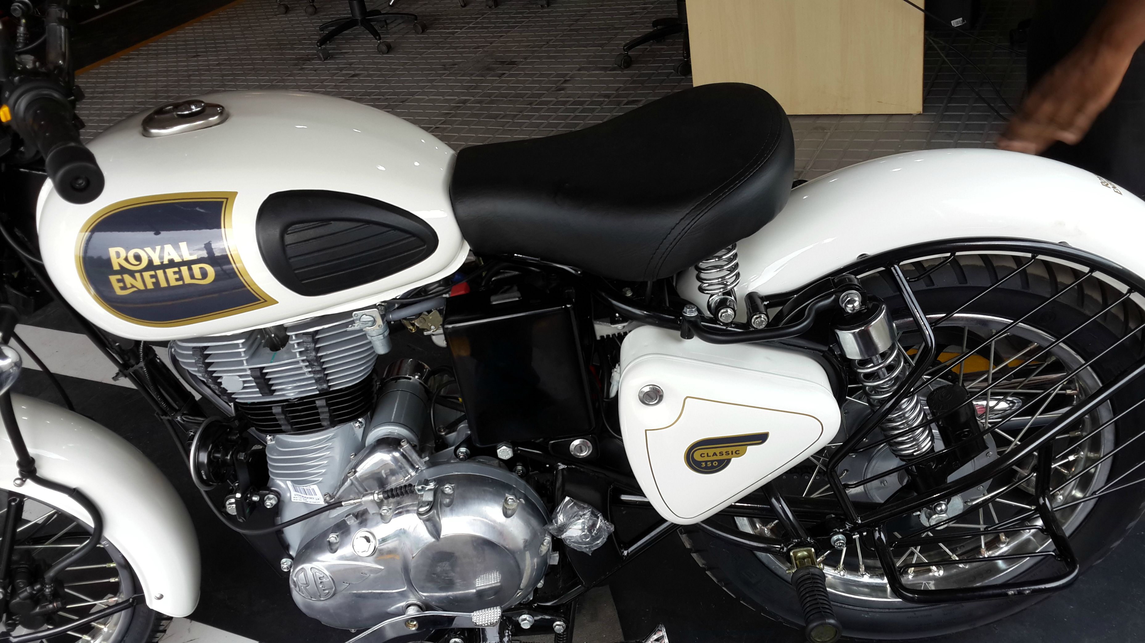 Royal Enfield Bikes White Colour - HD Wallpaper 