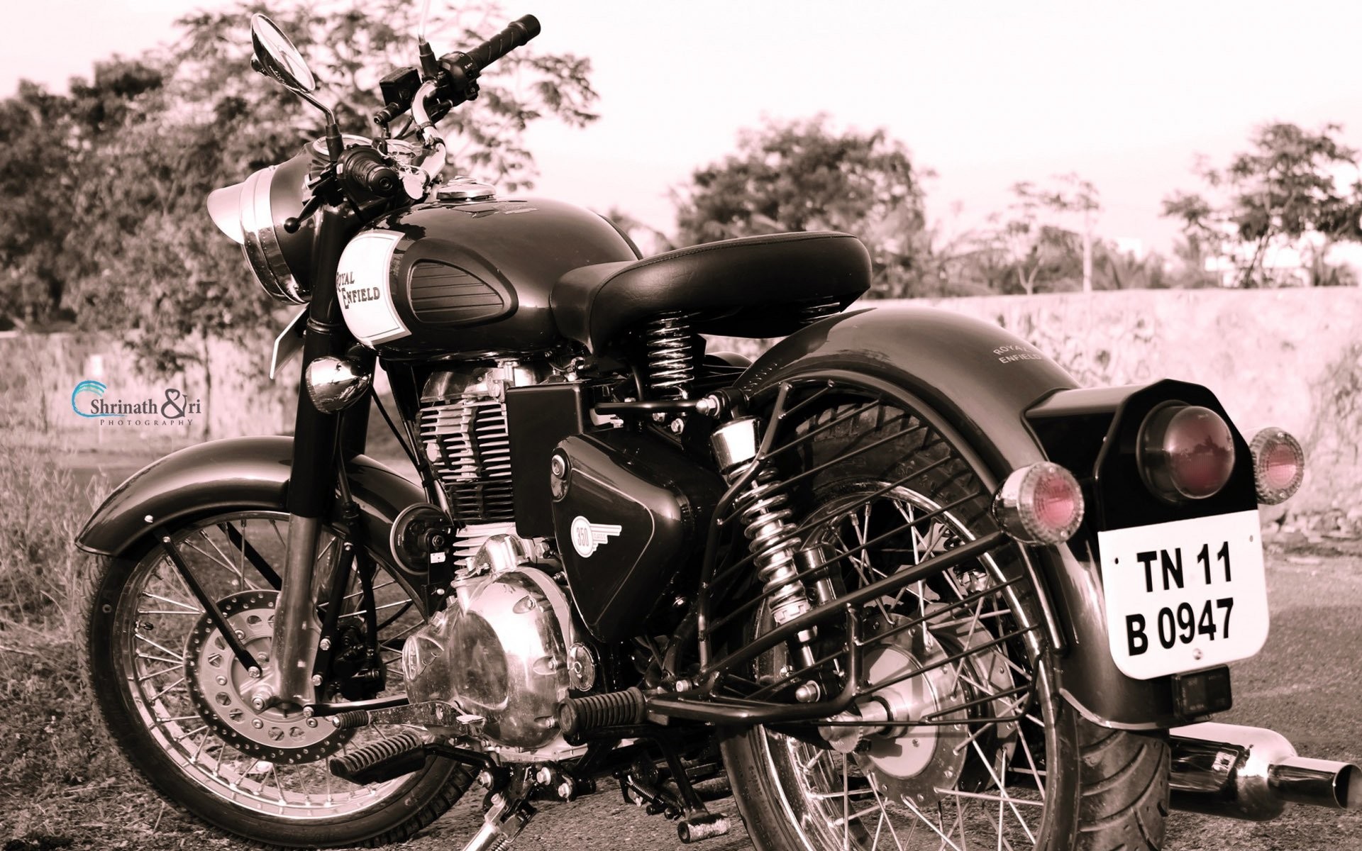 Royal Enfield 580904 
 Data Src Royal Enfield Wallpapers - Royal Enfield Photos Download - HD Wallpaper 