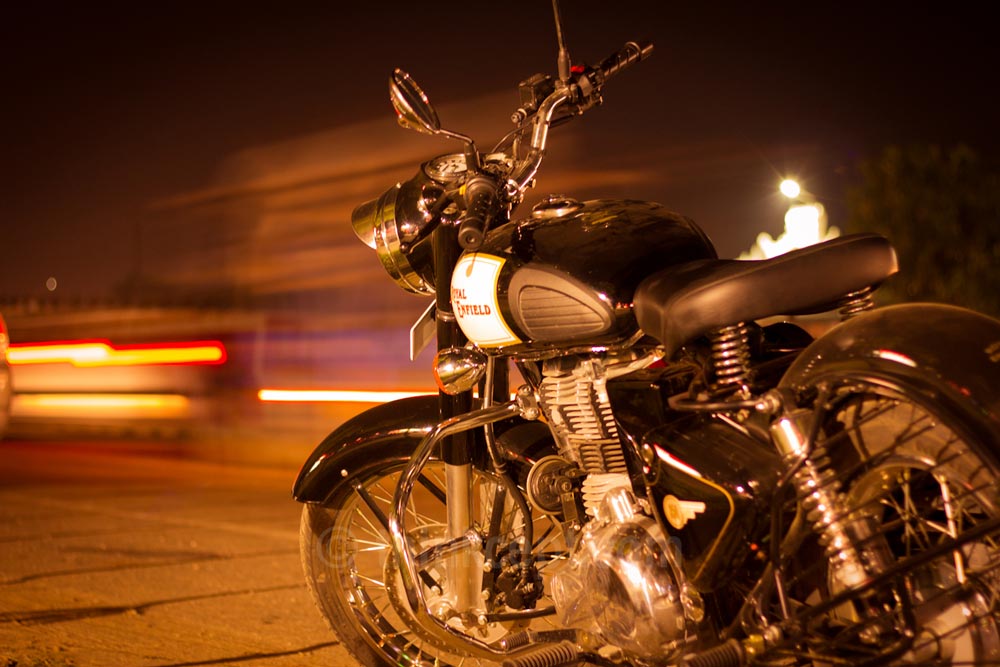 Royal Enfield Motorcycles The Undying Charm Of Royalty - Classic 350 Black Hd - HD Wallpaper 