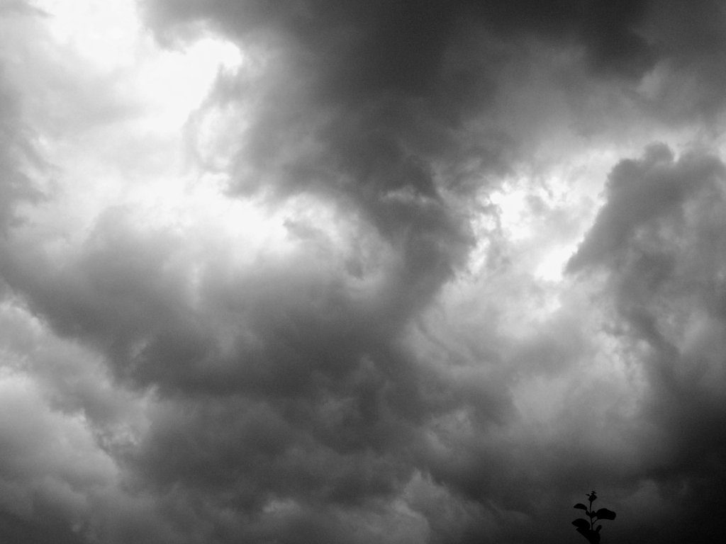 Black And White Cloud Wallpaper - Overcast Day Lighting - HD Wallpaper 