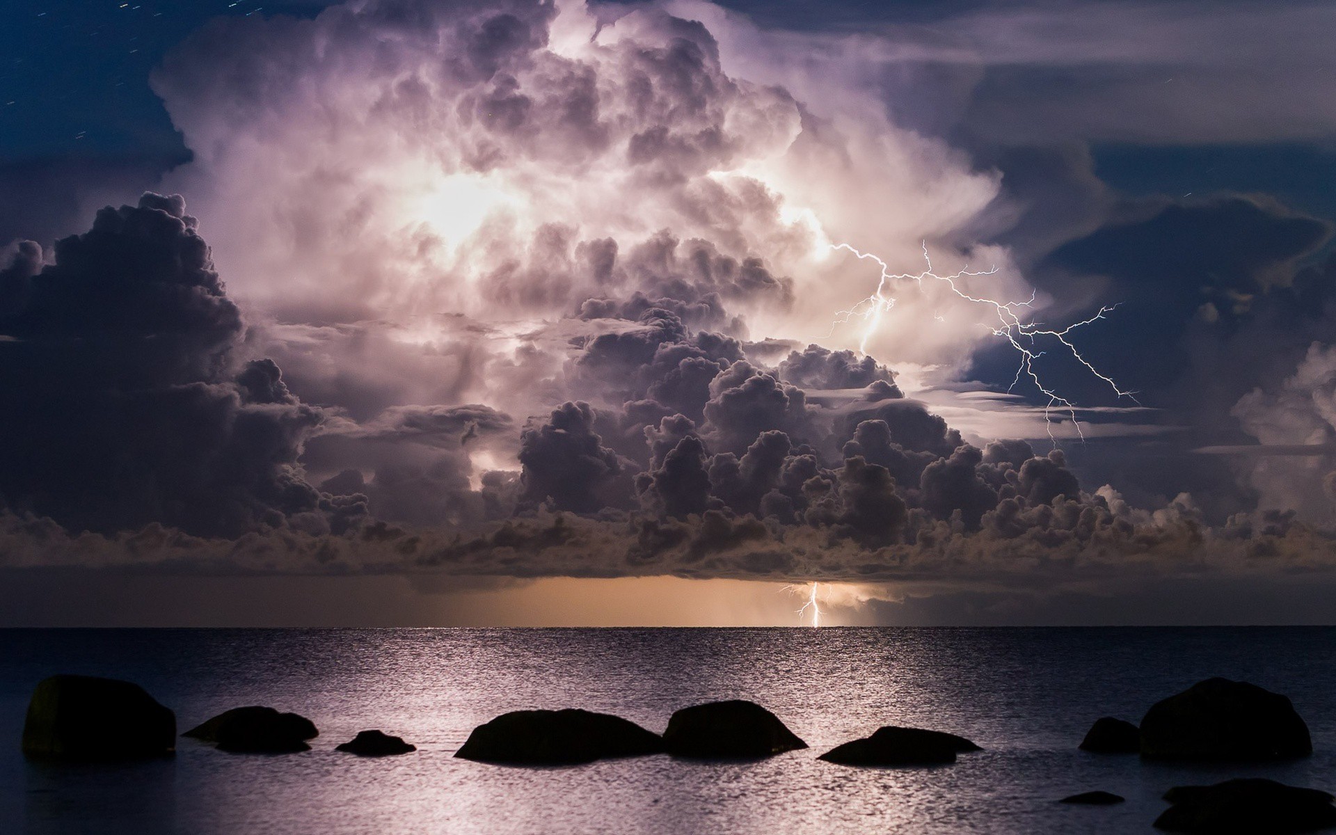 Thunder Storm Clouds Over Sea Wallpaper - Fondos De Pantalla Imagenes De Tormentas - HD Wallpaper 