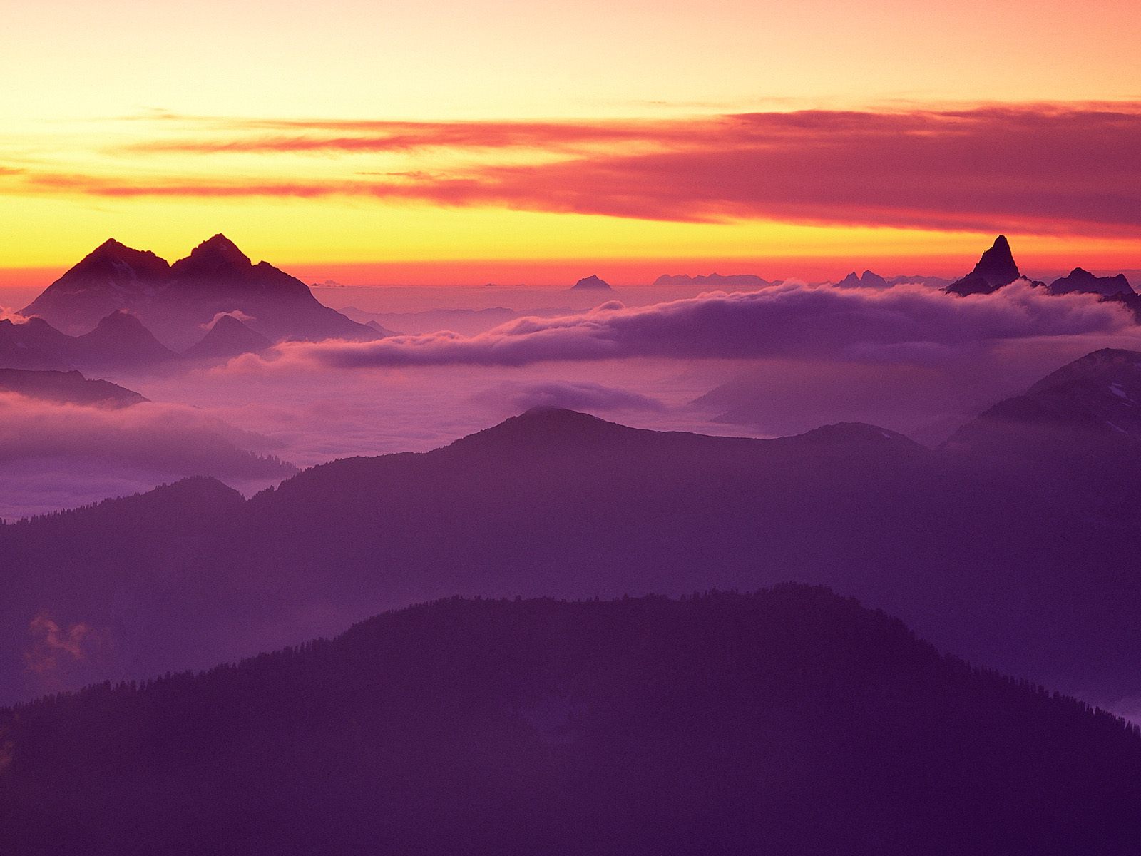 Purple Clouds And Peaks - Mountains With Purple Sunset Background - HD Wallpaper 