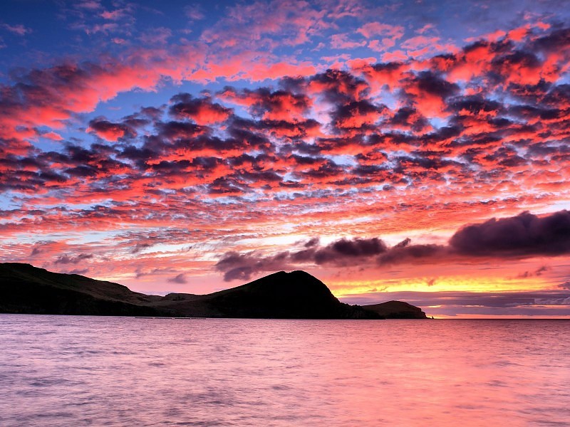 Mountain Silhouette Sunset Clouds Wallpaper - Pink Beach Sunset Background - HD Wallpaper 