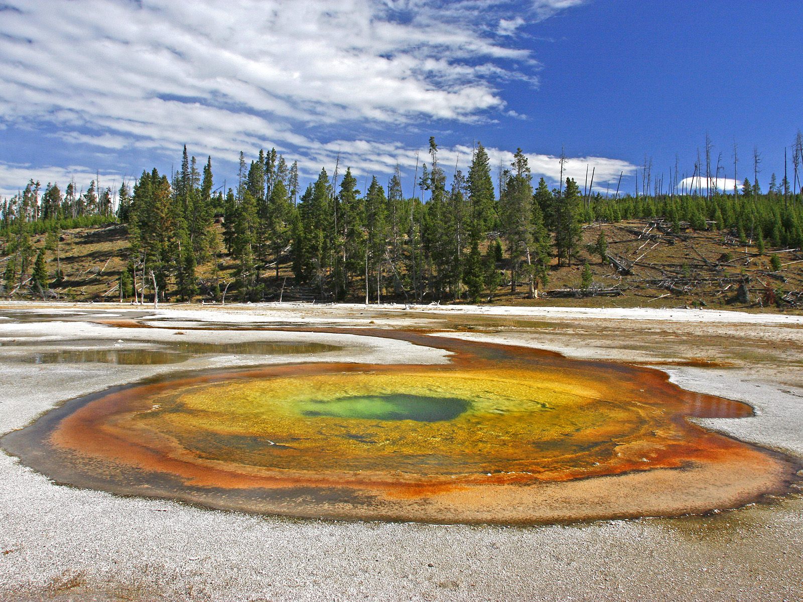 Yellowstone National Park Hot Spring Wallpaper - Yellowstone National Park, Chromatic Pool - HD Wallpaper 