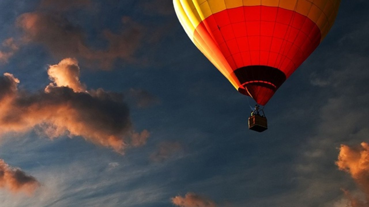 Hot Air Balloon In Clouds - HD Wallpaper 