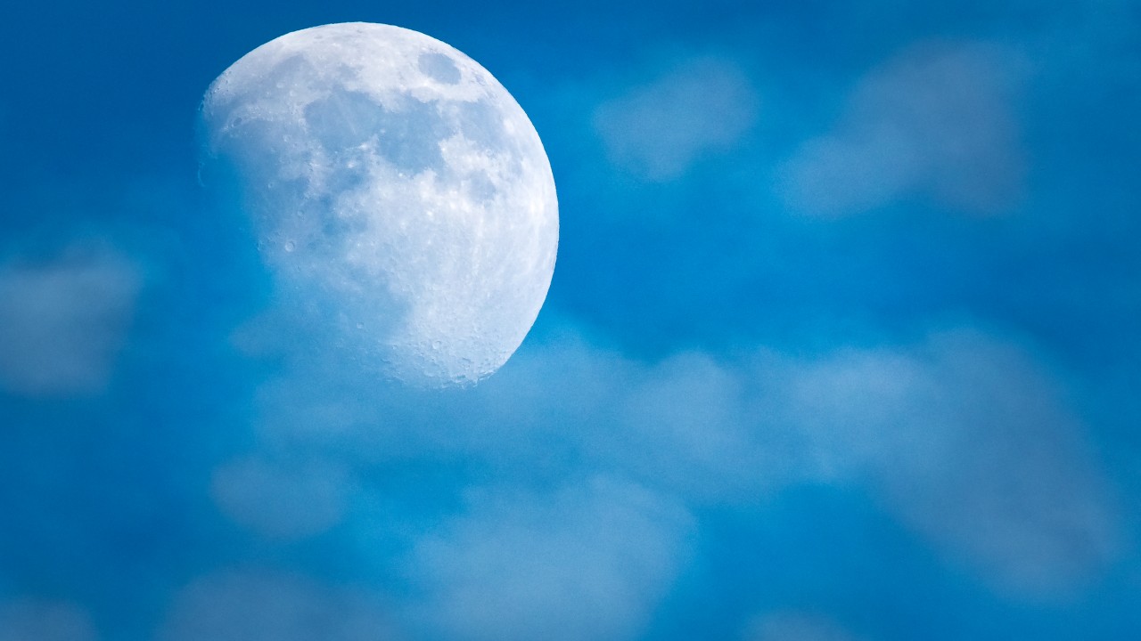 Moon - HD Wallpaper 