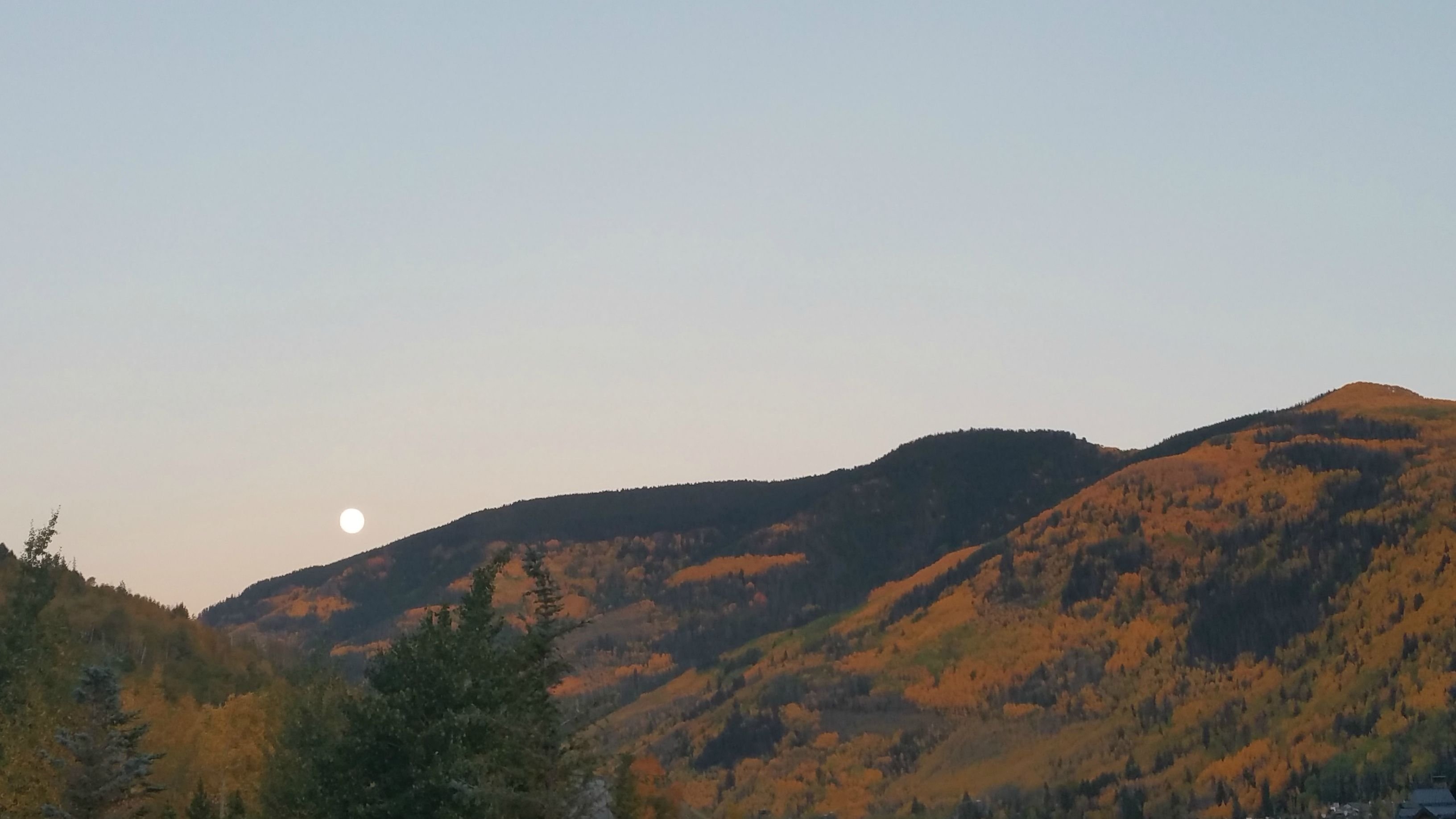 Super Moon Rising And Fall Foliage In Vail Co Wallpaper - Hill - HD Wallpaper 