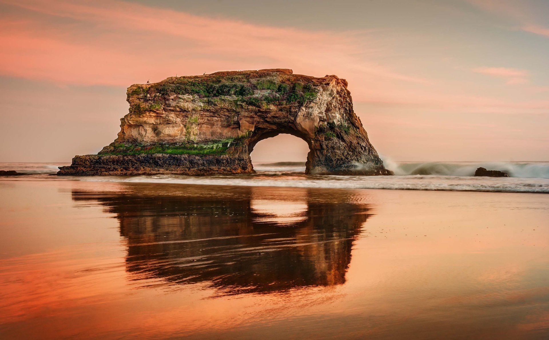 Cave Inside The Sea Wallpaper - Natural Bridges State Beach - HD Wallpaper 
