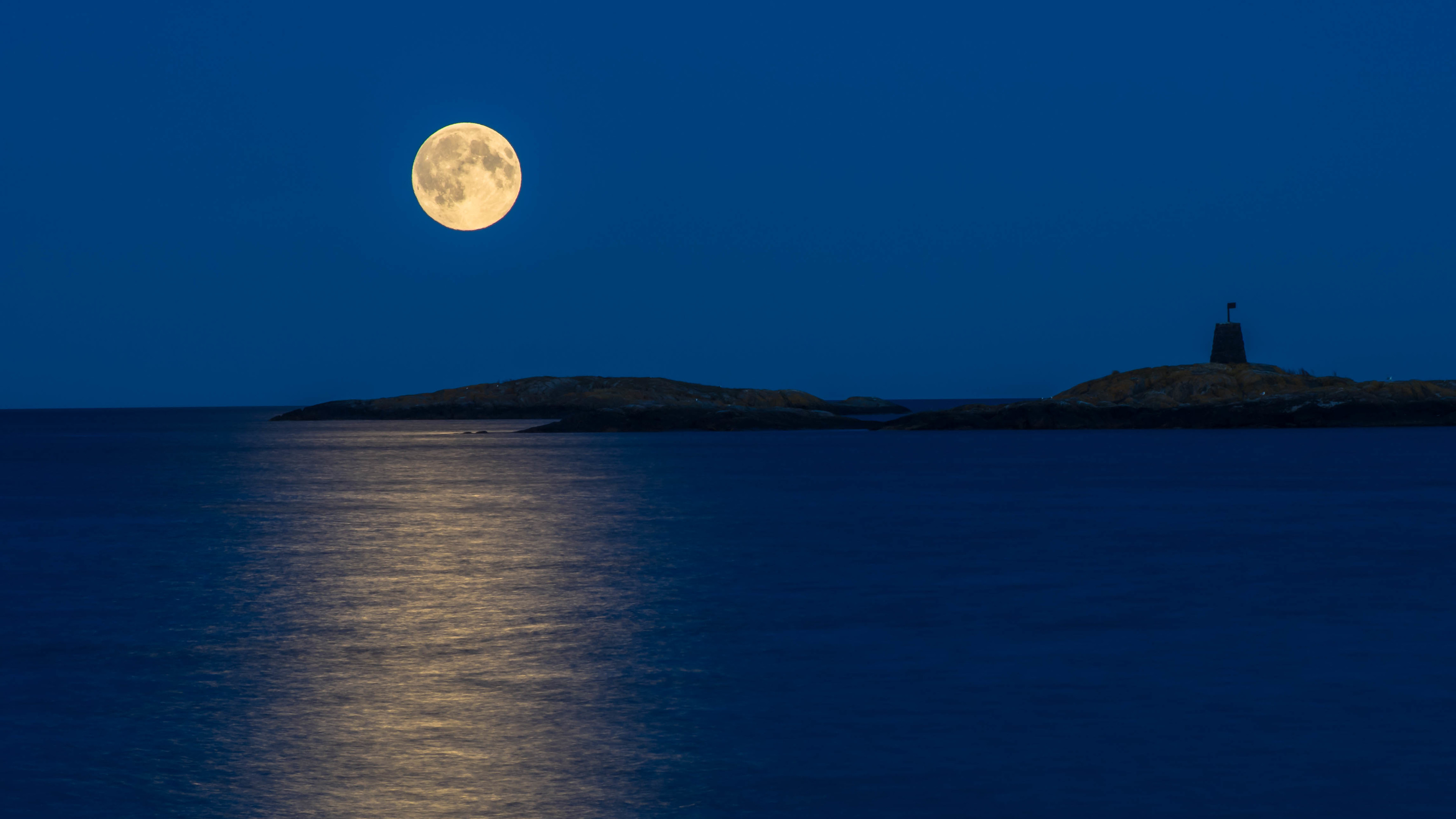 Moonlight Reflection In Sea 4k - Moonlight On The Sea - HD Wallpaper 
