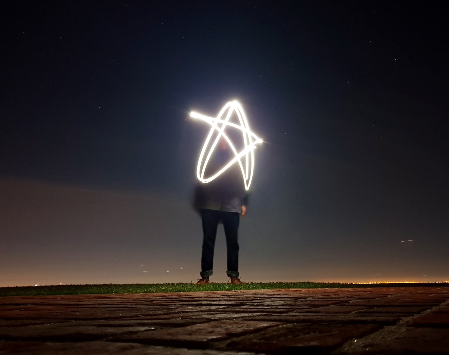 Photo Of A Person Creating Light Graffiti In The Shape - Samsung Galaxy S9 - HD Wallpaper 