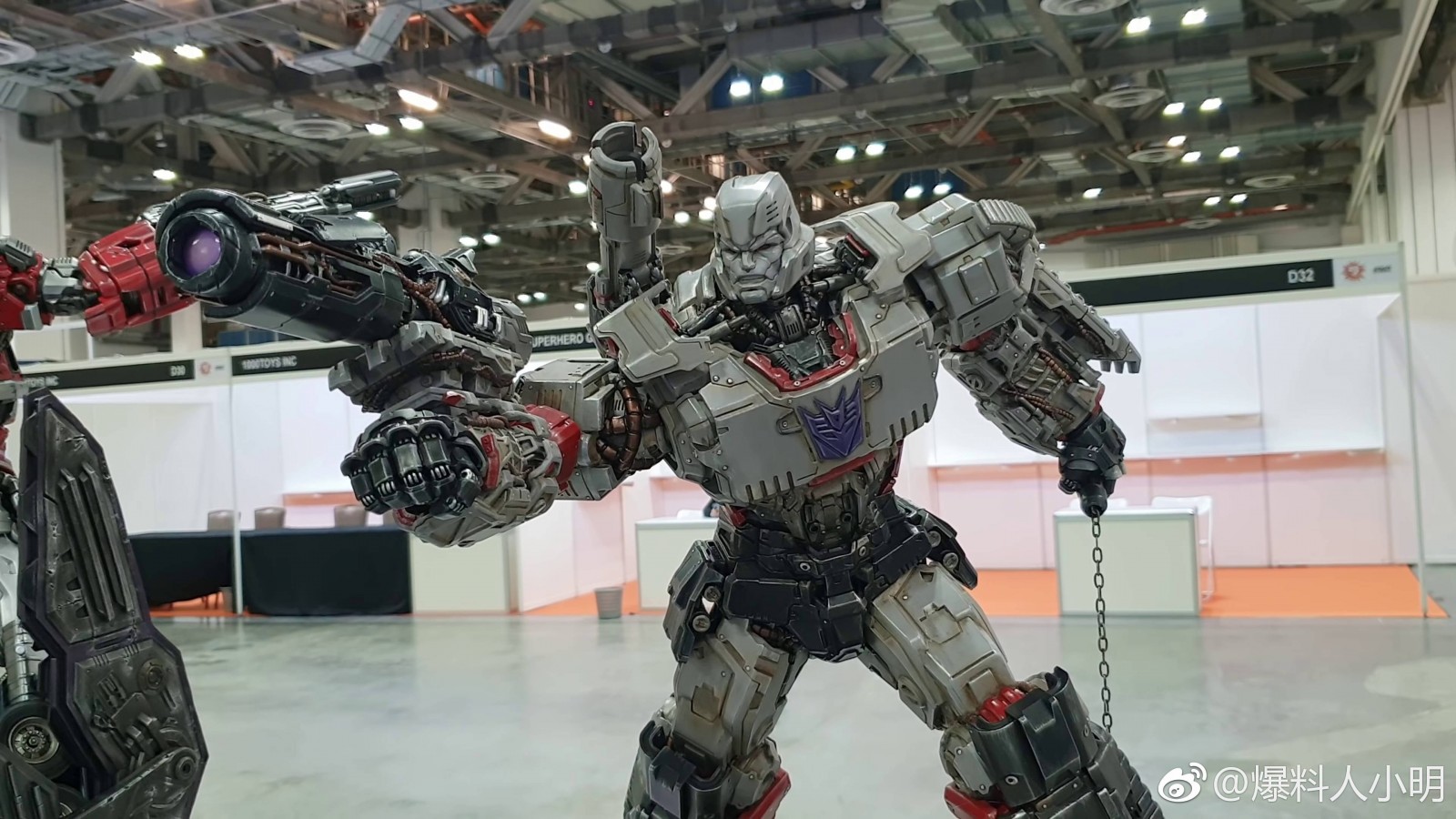 Video And Images Of Xm Studios Megatron Statue - Bumblebee Movie Megatron Deleted Scene - HD Wallpaper 