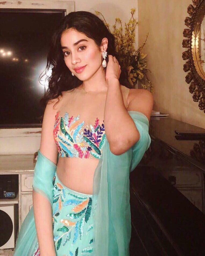 janhvi kapoor hot bikini