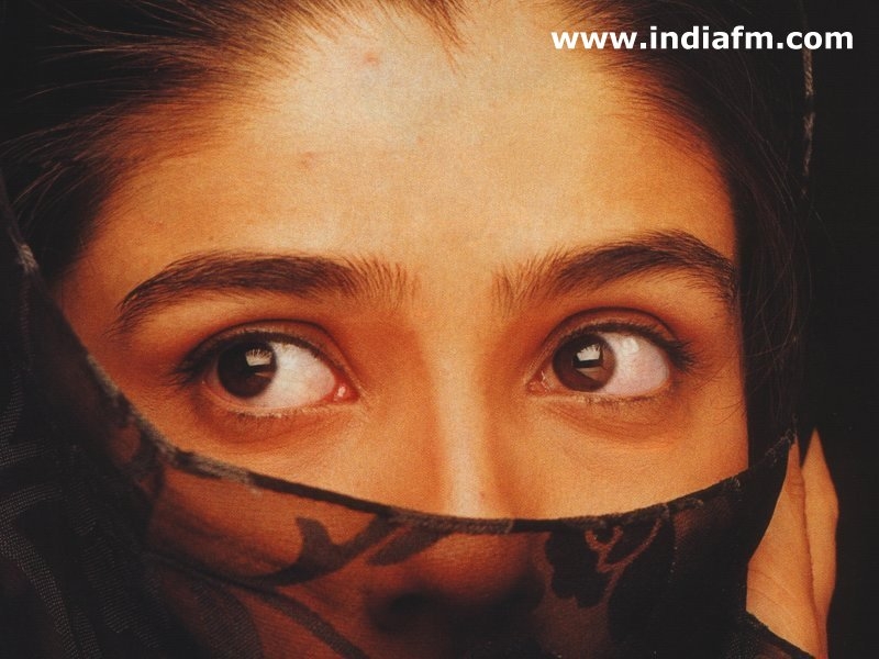Raveena Tandon Eye - HD Wallpaper 