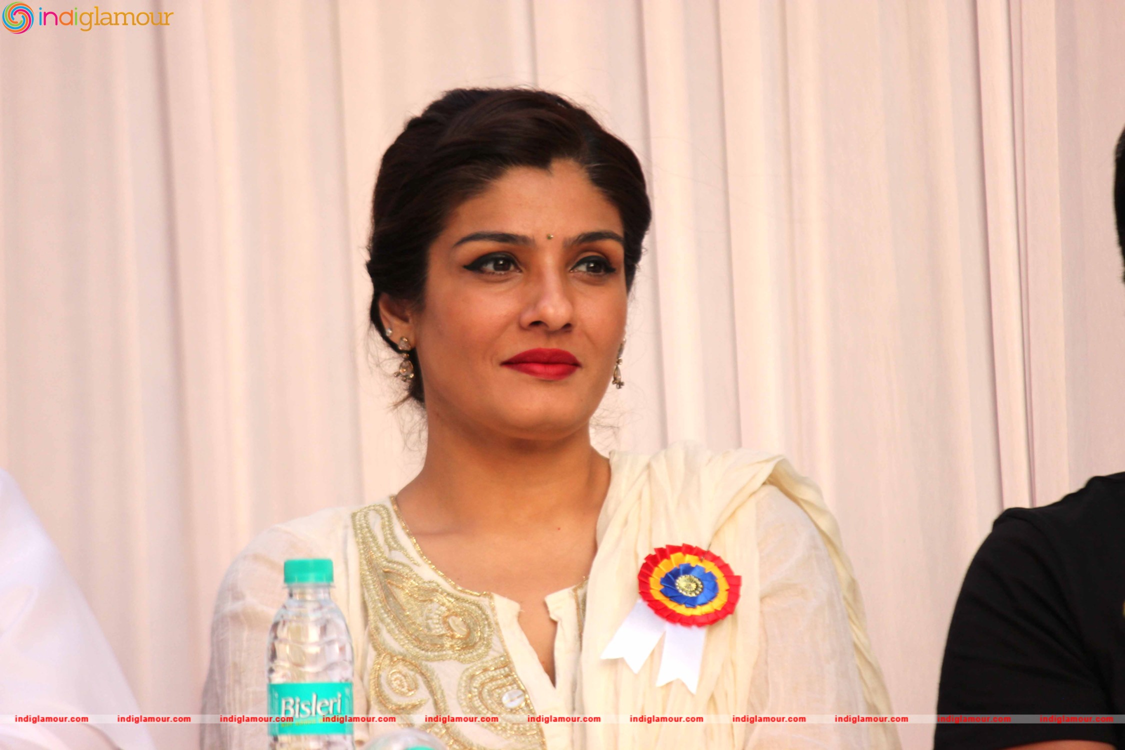Raveena Tandon Actress Photos - Raveena Tandon Hd Latest - HD Wallpaper 