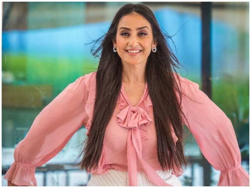 Manisha Koirala Reveals Why She Loves Travelling - Manisha Koirala Oil - HD Wallpaper 