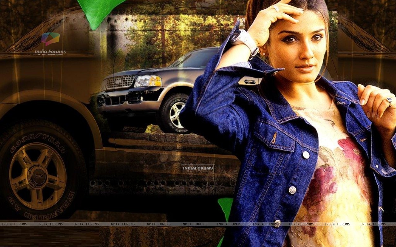 Raveena Tandon - HD Wallpaper 