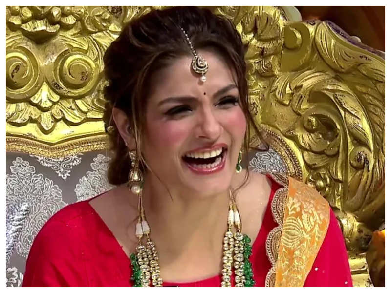 Raveena Tandon Is ‘laughing Out Loud’ On This Hilarious - Raveena Tandon - HD Wallpaper 