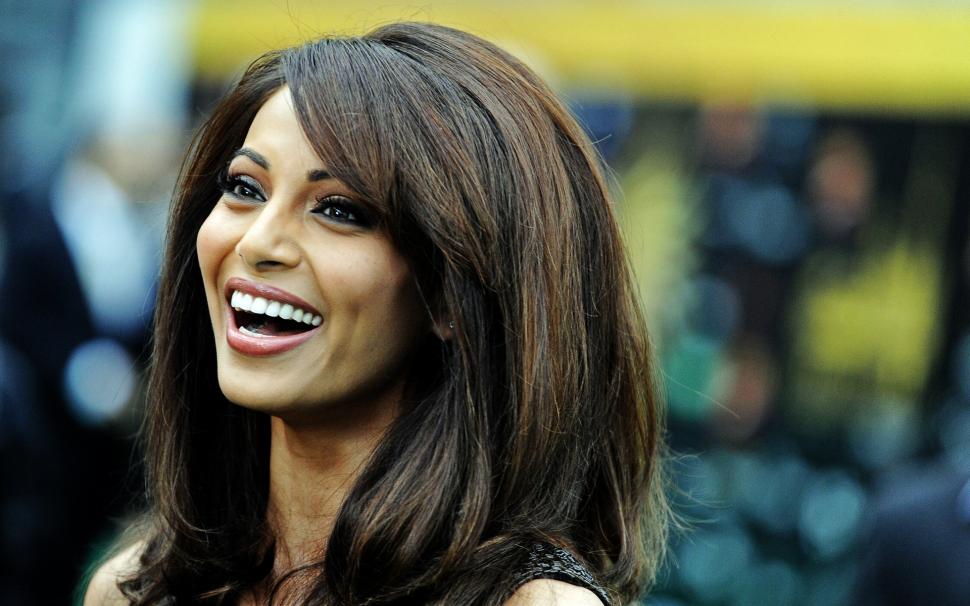 Bipasha Basu Iifa Wallpaper,bollywood Actress Hd Wallpaper,brunette - Bipasha Basu Laugh - HD Wallpaper 