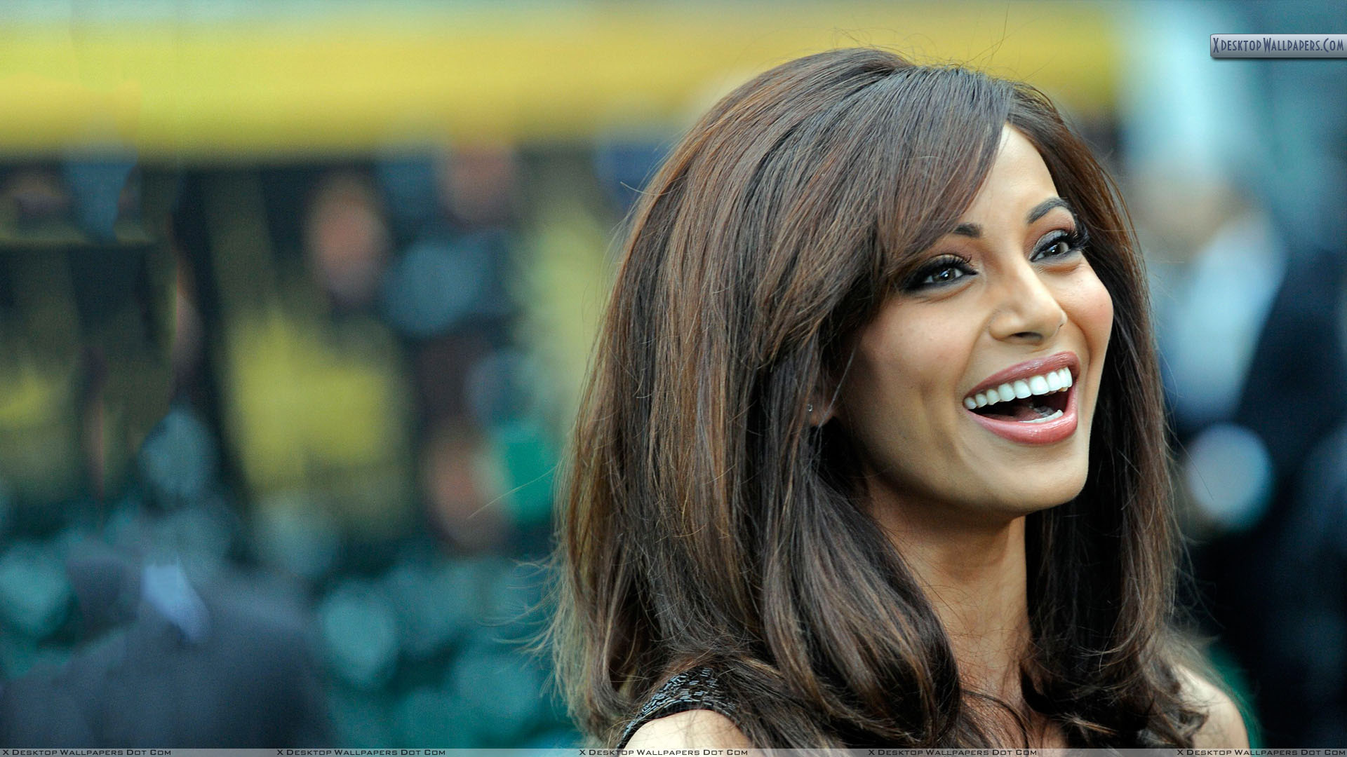 Bipasha Basu In New Laughing - HD Wallpaper 