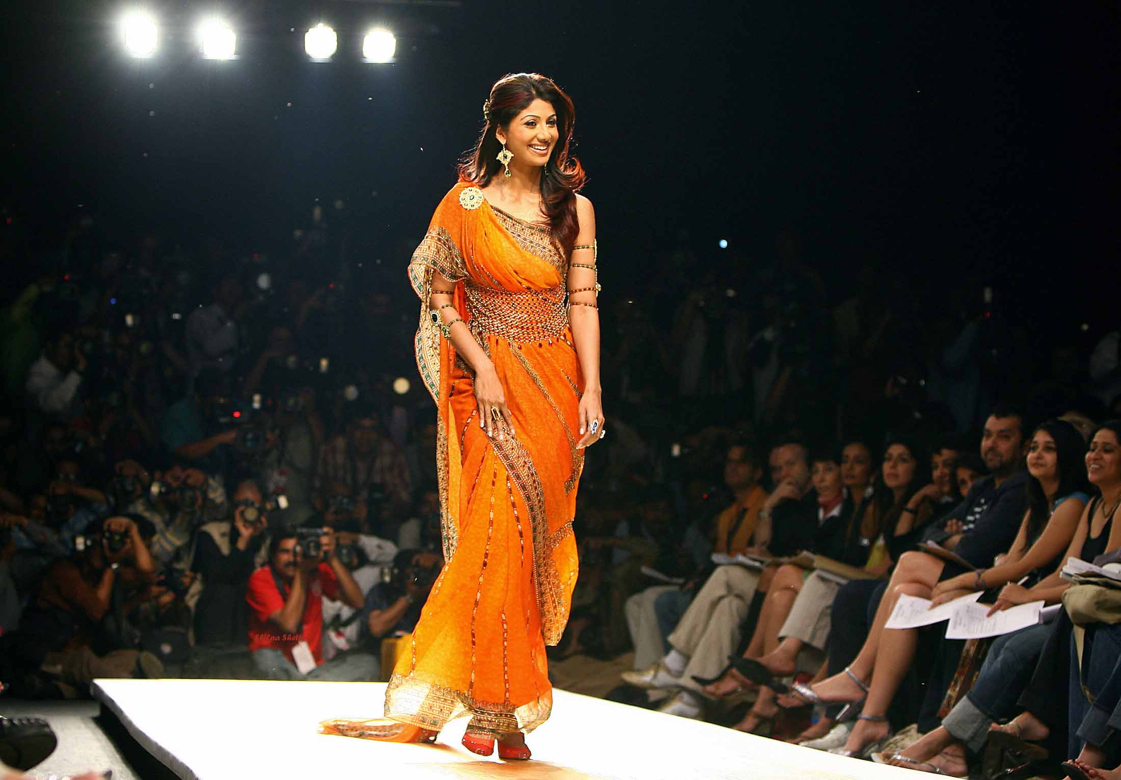 Shilpa Shetty Fashion Show Wallpapers And Backgrounds - Fashion Show Images Hd - HD Wallpaper 