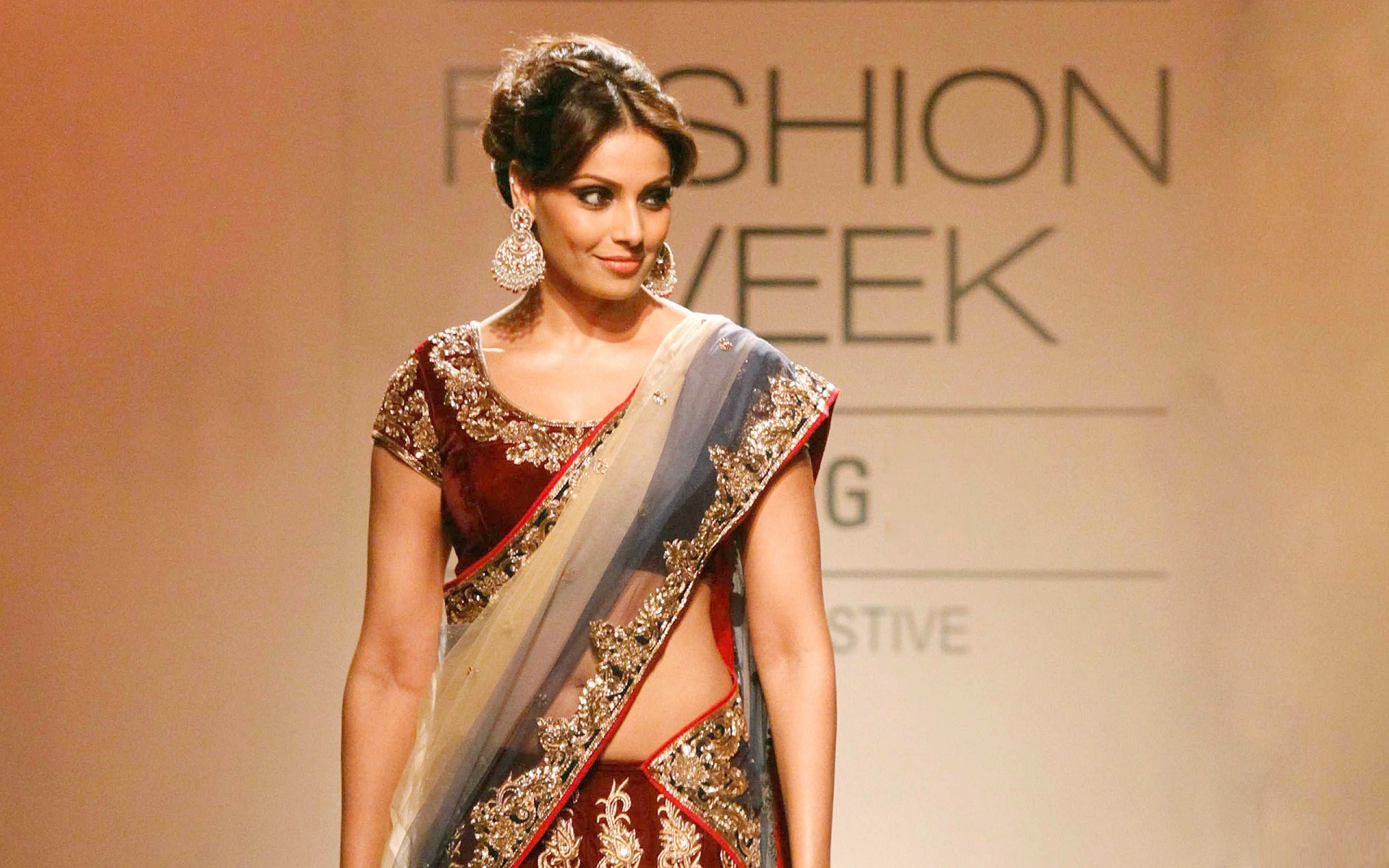 Hot Bipasha Basu Saree Ramp Walk Wallpapers And Backgrounds - Bipasa Basu Sarees Hd - 1920x1200 Wallpaper Hot Bipasha Basu Saree Ramp Walk Wallpapers And Backgrounds - Bipasa Basu Sarees Hd - 1920x1200 Wallpaper