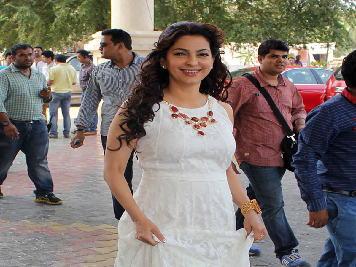 Actress Juhi Chawla In White Dress Wallpapers And Backgrounds - Girl - HD Wallpaper 