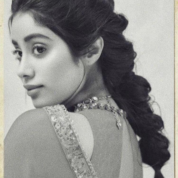 Janhvi Kapoor Resembles Her Mother Sridevi In Both - Janhvi Kapoor - HD Wallpaper 
