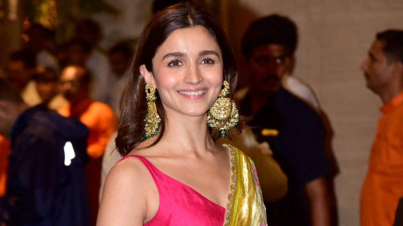 Alia Bhatt At Ambani Ganpati - HD Wallpaper 