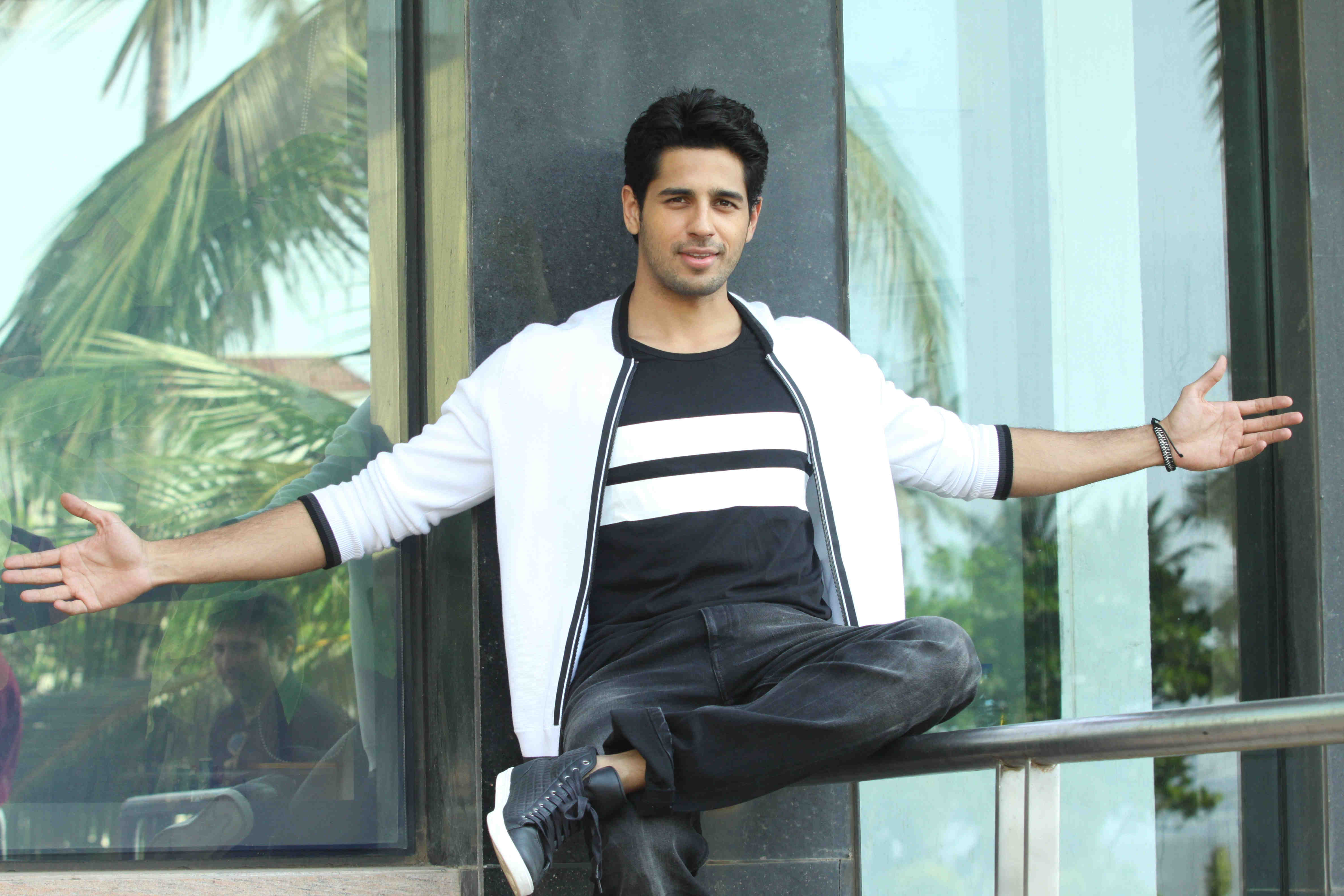 Sidharth Malhotra Beautiful - HD Wallpaper 