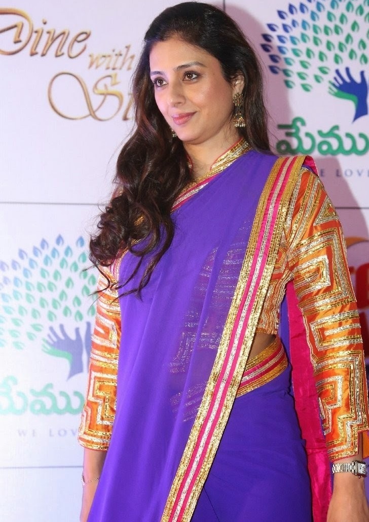 Tabu In Transparent Saree - HD Wallpaper 