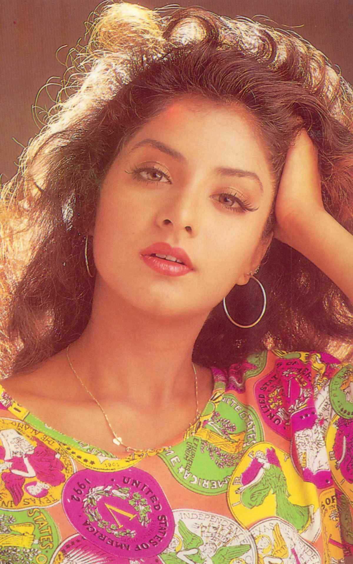 Divya Bharti Ke Wallpaper - Divya Bharti - HD Wallpaper 