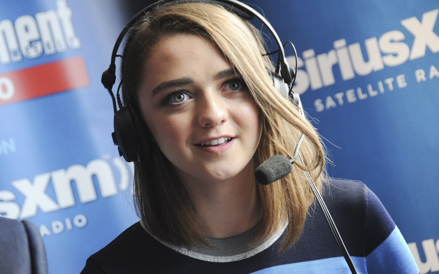 Maisie Williams Headset - HD Wallpaper 