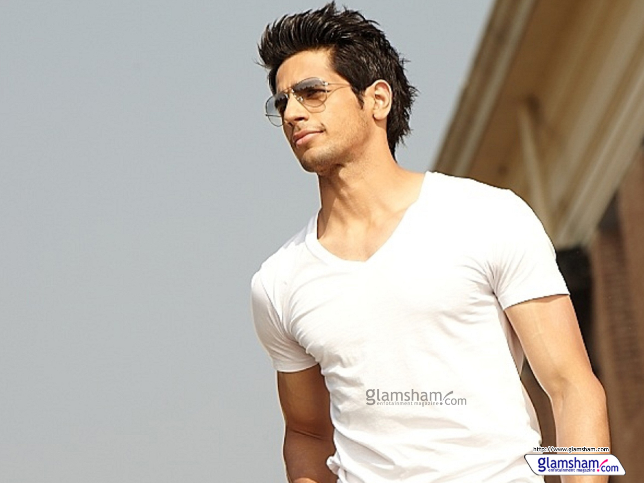 Siddharth Malhotra With Bike - HD Wallpaper 