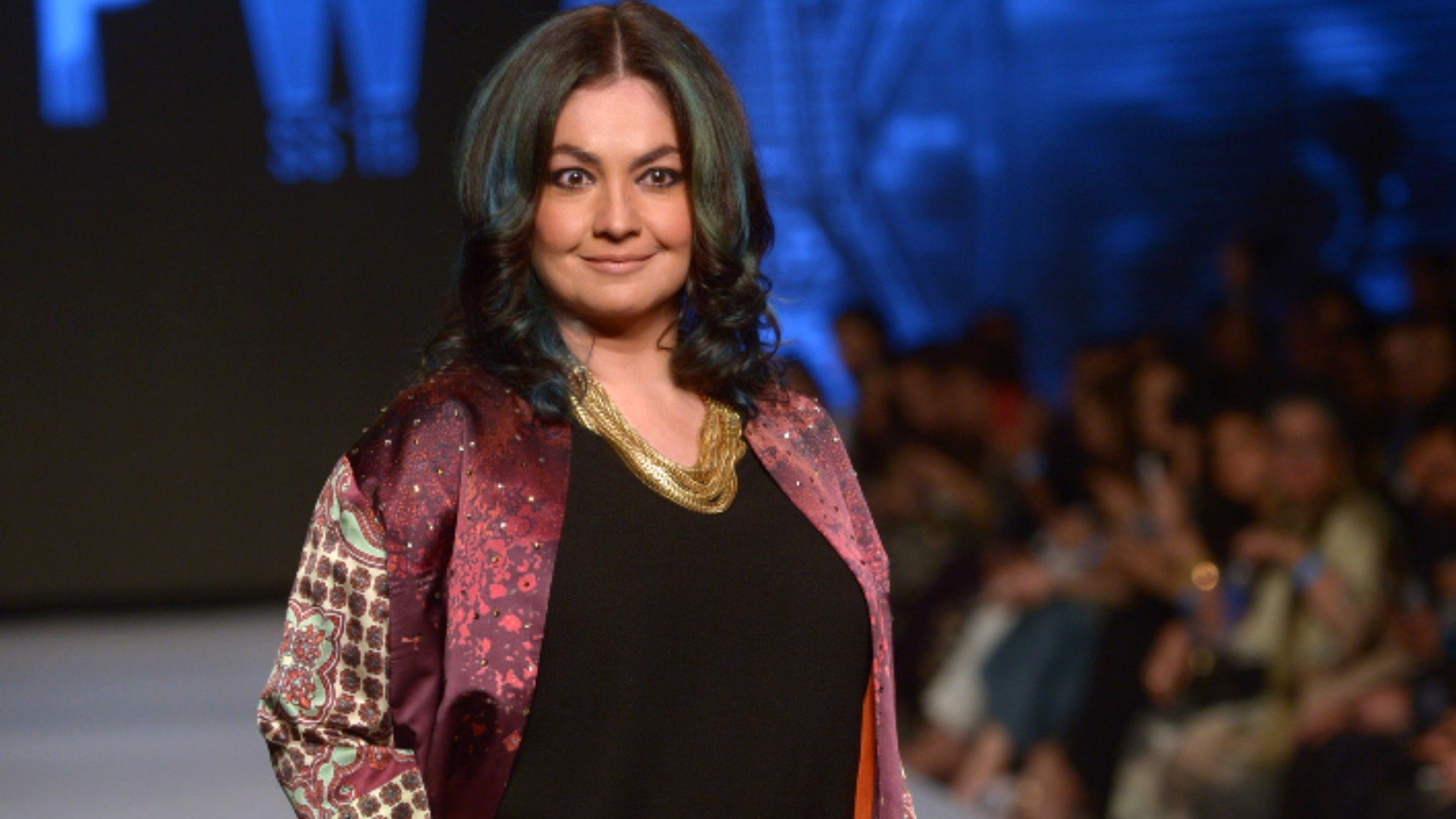 Pooja Bhatt - HD Wallpaper 