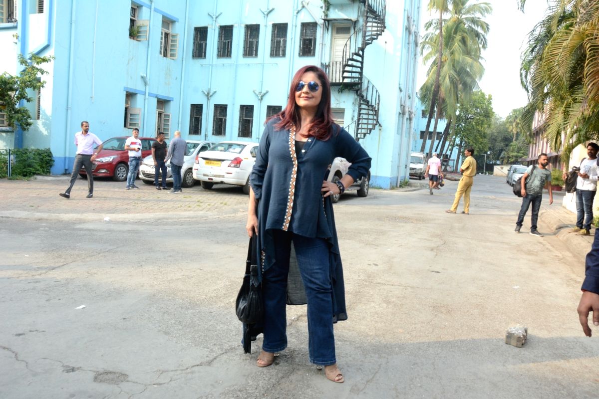 Pooja Bhatt - HD Wallpaper 