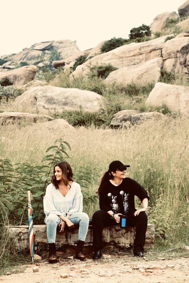 Image - Mahesh Bhatt Pooja Bhatt 2019 - HD Wallpaper 