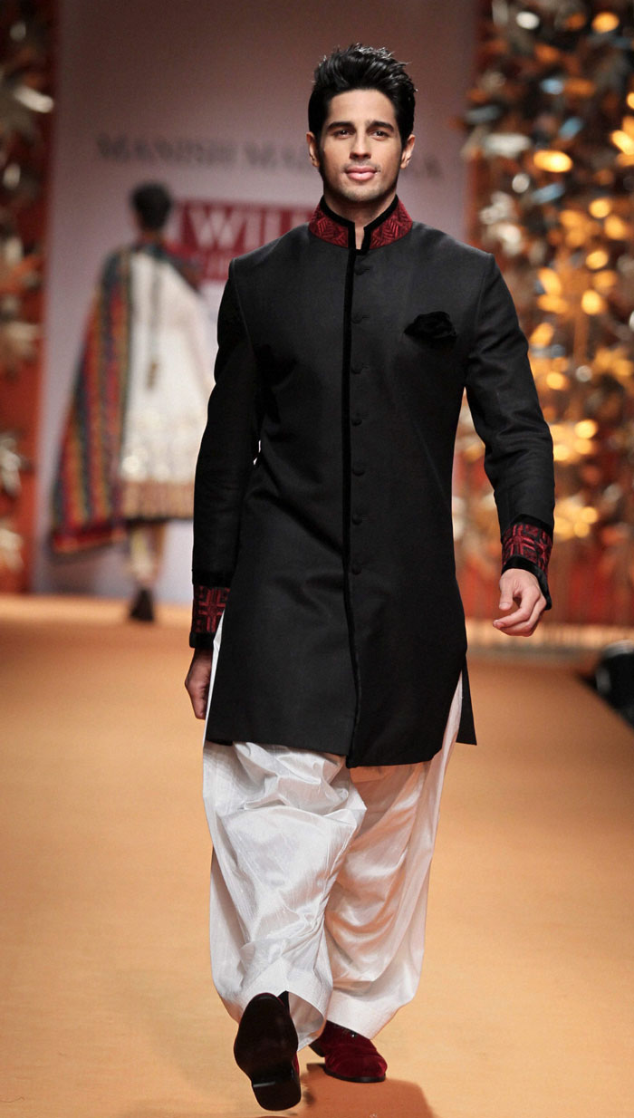 Bollywood Superstar Sidharth Malhotra Hot Photos Download - Ranveer Singh In Sherwani - HD Wallpaper 