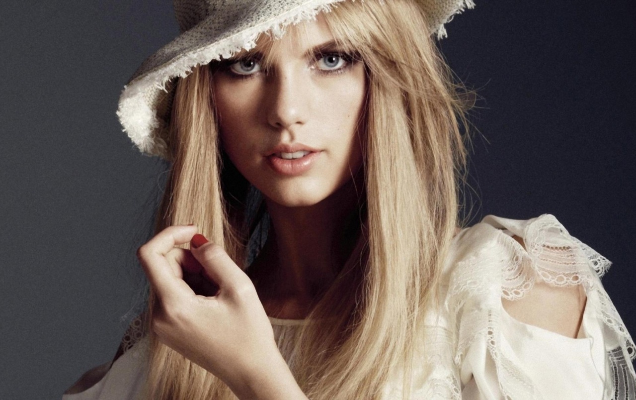 Taylor Swift Innocent Wallpapers - Taylor Swift Elle Magazine Cover 2019 - HD Wallpaper 