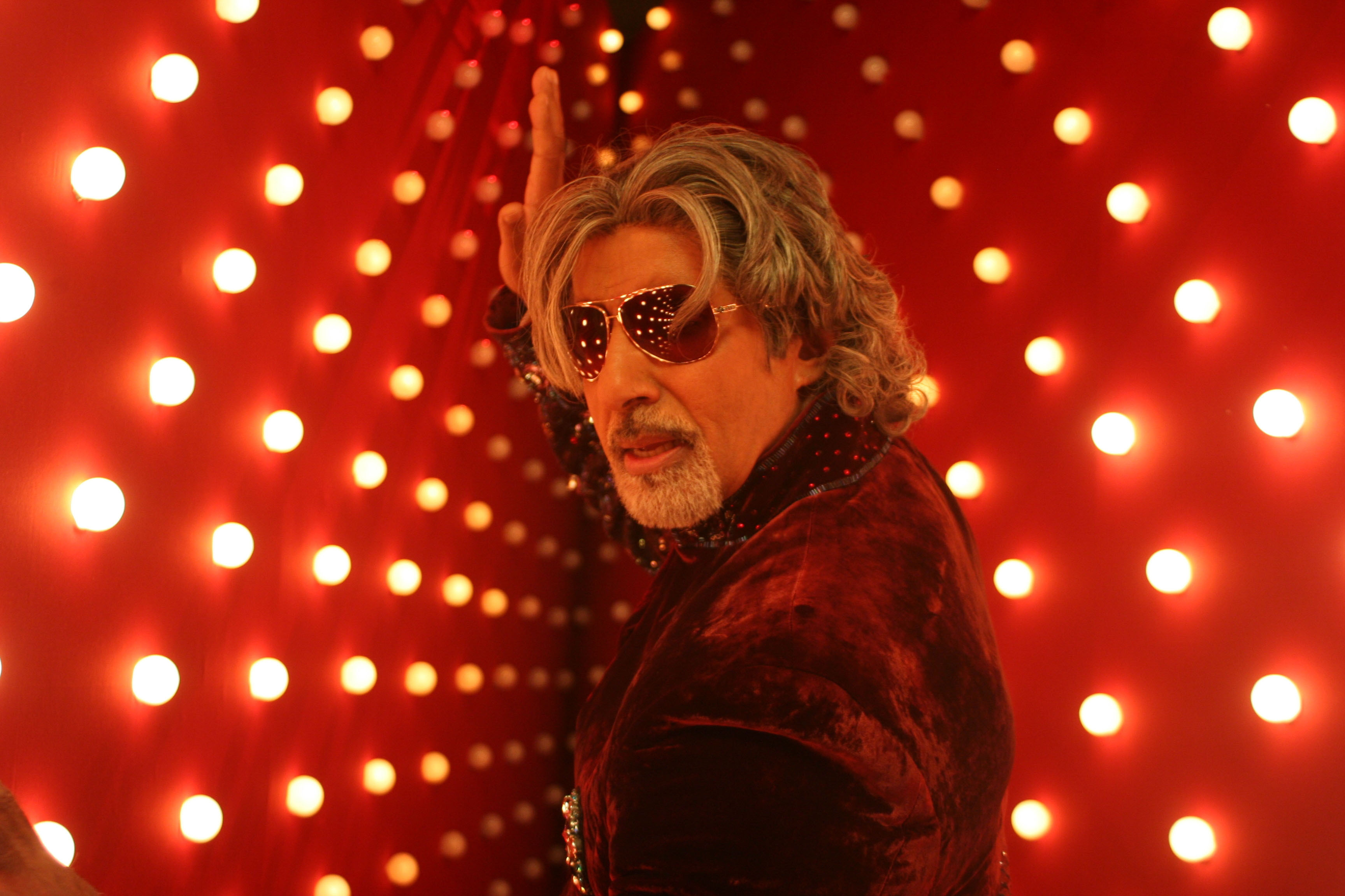 Amitabh Bachchan High Quality Wallpapers - Amitabh Bachchan Dancing - HD Wallpaper 