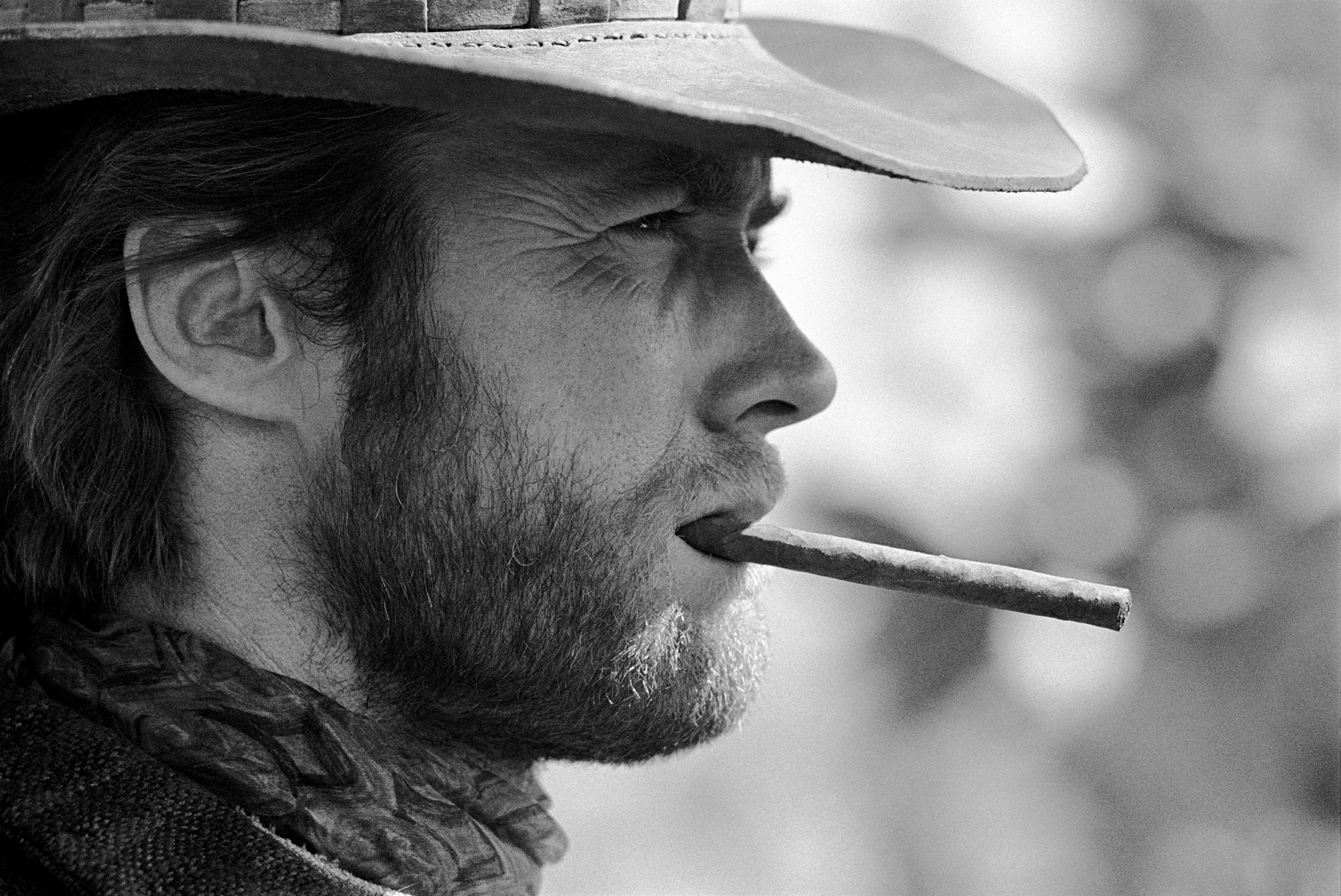 Clint Eastwood Smoking Cigars - HD Wallpaper 