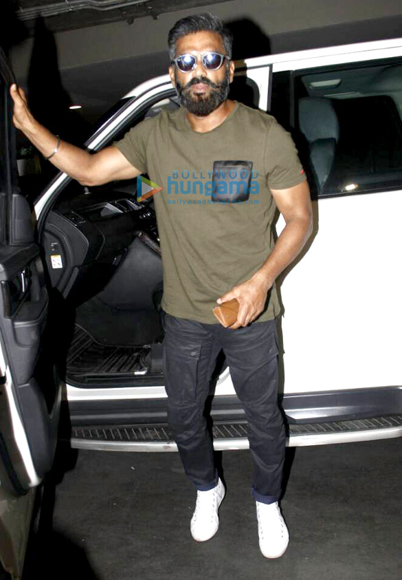 Salman Khan, Karan Johar, Sonam Kapoor, Sunil Shetty - Salman Khan In Airport In 2017 - HD Wallpaper 